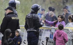 Foto: AA / Cvijeće za policajca Granične policije od djevojčice iz Teherana